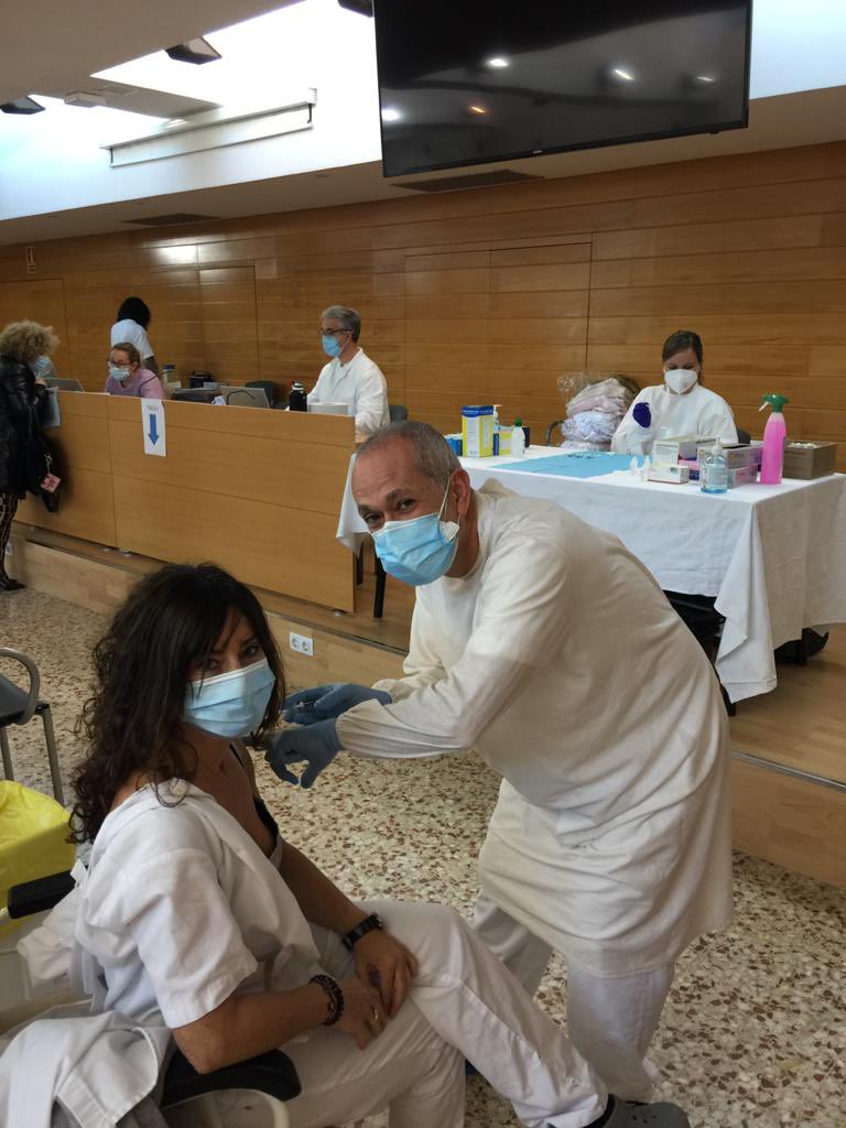 iasgirona's tweet photo. Cloem ‼️ Autèntica marató de vacunació #Covid19 als professionals. Primera ronda de 975 dosis en un dia i mig. 

Agraïment infinit als professionals voluntaris que l’han fet possible i a tot el personal que ha respòs 🔝 des que es van obrir les inscripcions. Ben aviat més💉‼️ https://t.co/bLLroVC4rZ