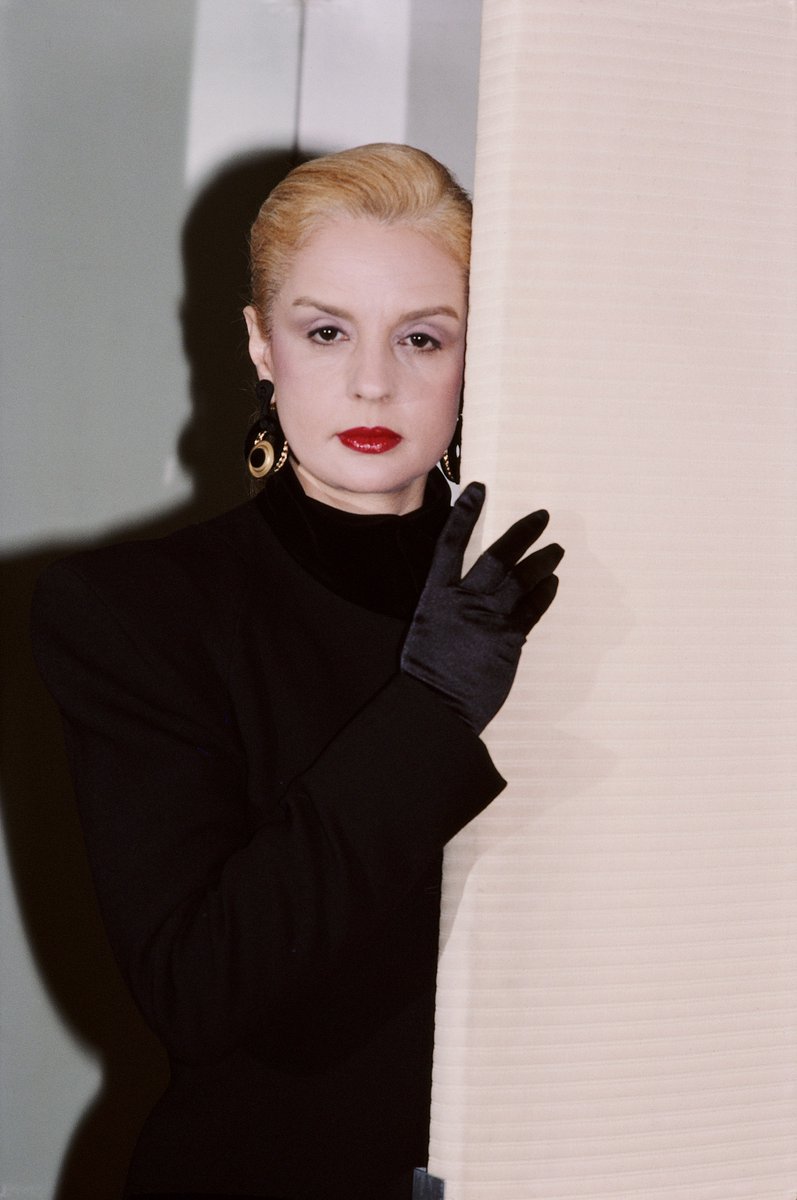 RevistaAlaModa's tweet photo. “La elegancia no está definida únicamente por la ropa que usas. Está en cómo te mueves, cómo hablas, lo que lees”. -Carolina Herrera ✨
La diseñadora venezolana cumple 82 años el día de hoy. ¡Feliz cumpleaños @carolinaherrera!
#AlaModa #RevistaAlaModa #CarolinaHerrera https://t.co/zdYNLkdn88