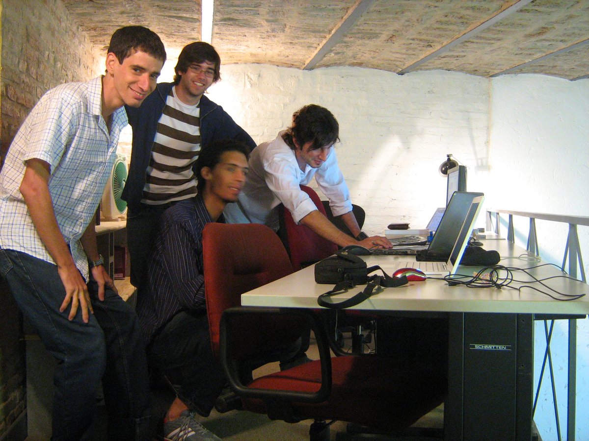 scoffey's tweet photo. @santisiri @lucasworcel @ajlopez @earlkman @arstrn @k0001 @ideasrapidas @fzunino @vcalvello @ignacioola @mcortesi5 @SantiagoCoffey Hola! Hace mucho que no vengo por estos pagos... Doy fe que esto pasó. Tengo fotos que nos incriminan! https://t.co/pgn3BegNCZ