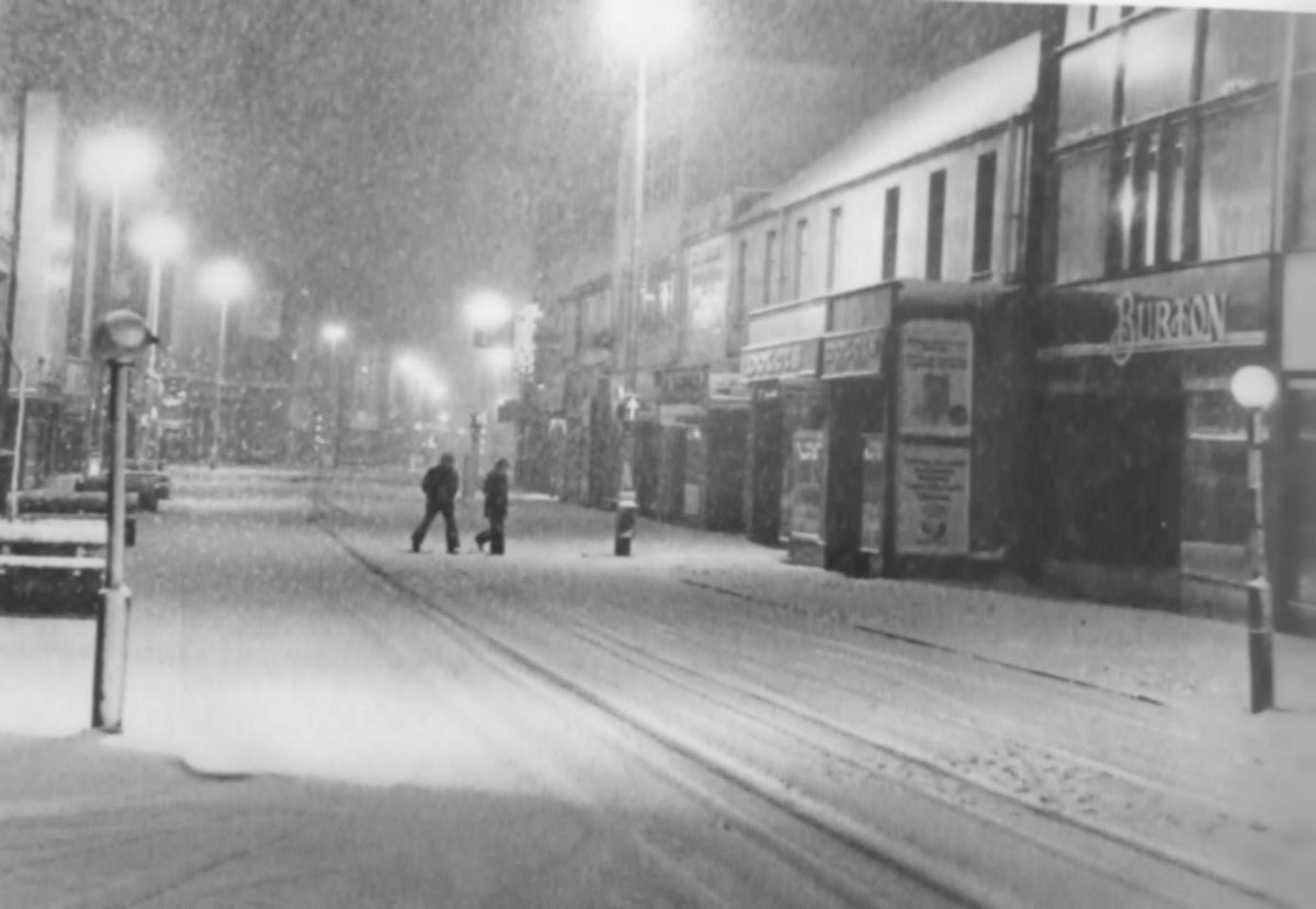 WearsideEchoes's tweet photo. A cold snowy night in #Sunlun back in the 80s - and people are STILL gannin out drinking. Probably in t-shirts. #beer #Sunderland #highstreet #kuclub #Friday https://t.co/6clMyCRV9a