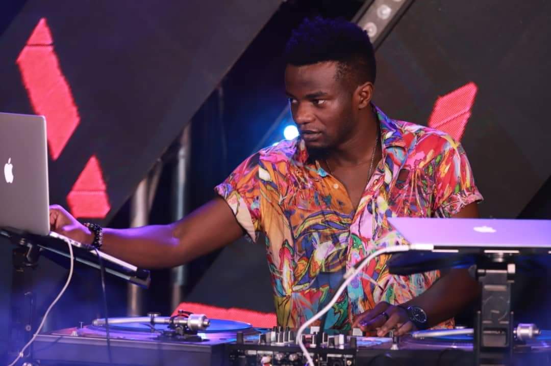 Fatie_bae's tweet photo. God bless the work of my Djs @djSlickStuart @DjRoja through this award #SlickRoja4MAMA @882SanyuFM @mtvmamas https://t.co/QNqdo0YkLL