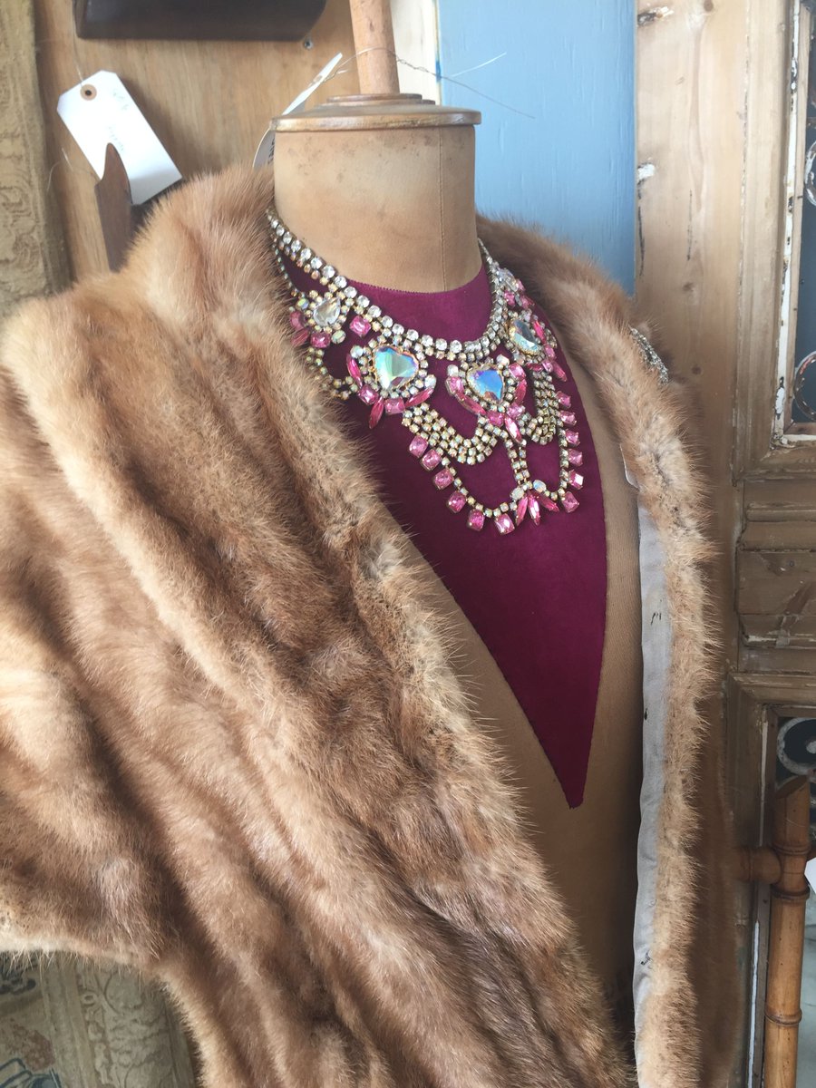 goingtoroundtop's tweet photo. Fancify your winter fashion! ❄️💎 #RoundTopAntiques https://t.co/QlGlmEl2VT