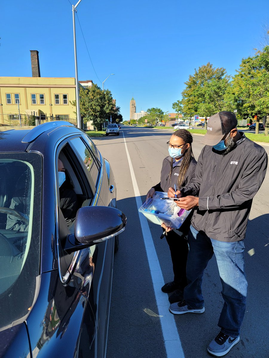 EnergyBillSave's tweet photo. Walker-Miller Energy staff loves to partner with community partners like @TriumphDetroit
for food drives and other service initiatives! #WalkerMiller #TriumphChurch #community #fooddrives #WeAreWalkerMiller https://t.co/gdV1wqedj8