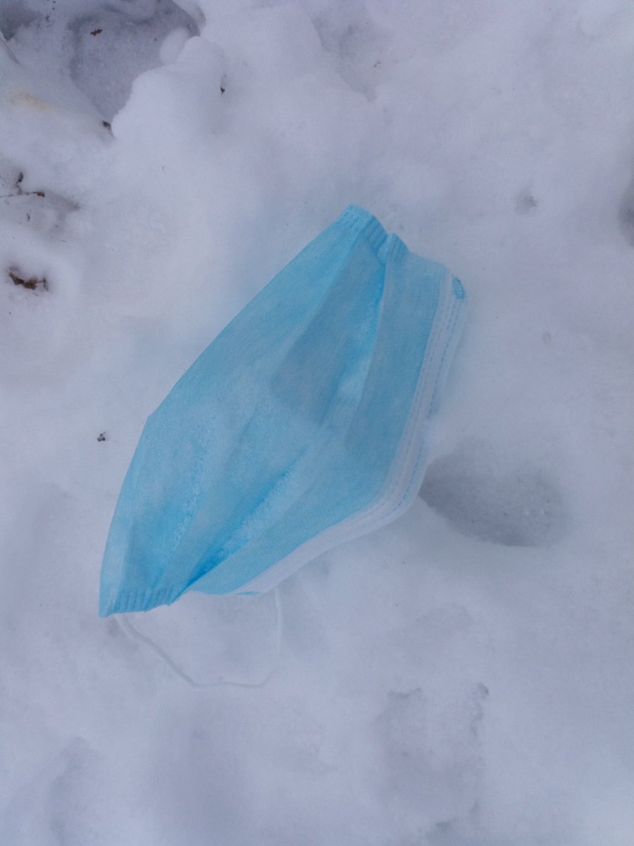LMageli's tweet photo. @nordre_follo 
Munnbind i snø - høres nesten ut som tittelen på et kunstverk. Men det er det så langt fra. Plukket opp ved Ski Storsenter i dag. Blir jeg smittet, oppgir jeg munnbindet som smittekilde og ønsker dere god smittesporing. https://t.co/cxzcZPnh0c
