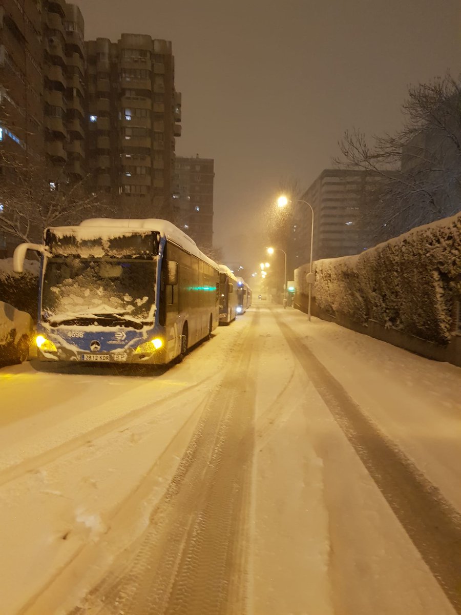 AmigosBus's tweet photo. Queremos dar un mensaje de ánimo a todos los compañer@s que en estos dificiles momentos están atrapados en la #Nieve. 
Esperemos pronto estén en sus casas. 

Si vives en una zona cercana y ves un autobús atrapado acercate y pregunta si necesitan mantas o agua y comida https://t.co/AYVhIUK1OA
