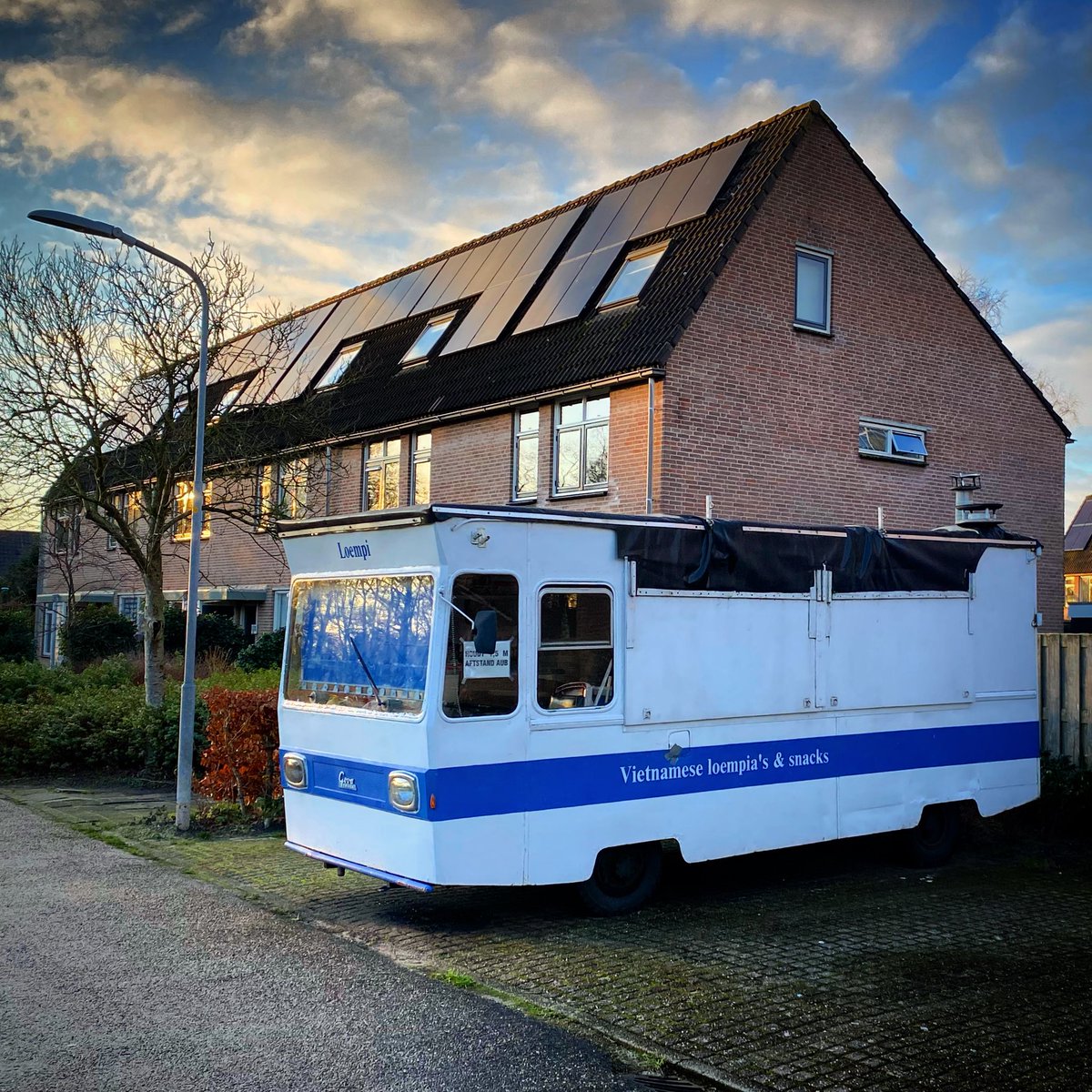 JScheurbuijck's tweet image. Je staat er niet zo bij stil, maar ook loempiakarren gaan ‘s avonds gewoon naar huis.