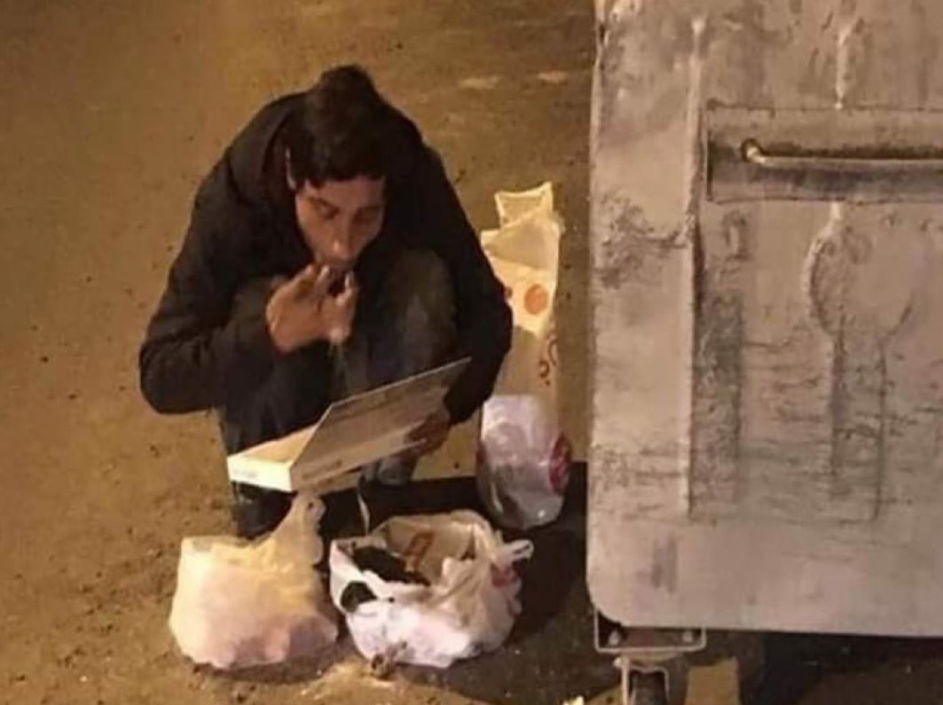 Bu fotoğraf karesi her partinin, her tarikatin, her cemaatin, her örgütün ve her holding önüne asılmalı...