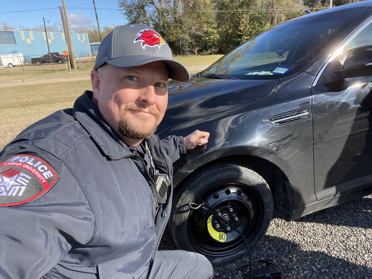 LamarPD's tweet image. Officer Dempsey helping with a flat tire.  Call LUPD if you ever need assistance with your vehicle, a safety escort, or have a question.  Our officers are always ready to help and make sure you’re safe on campus!