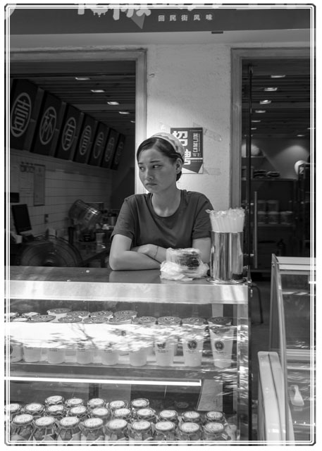 photos_dsmith's tweet photo. A #young #shopworker is caught #daydreaming whilst #managing her #store on the #world #famous #Muslim #Street along the #silkroad in #Xian in #China. #streetphotography #ThePhotoHour #pictureoftheday #blackandwhitephotography #Islam #Monochrome https://t.co/zDnkGuV1WP