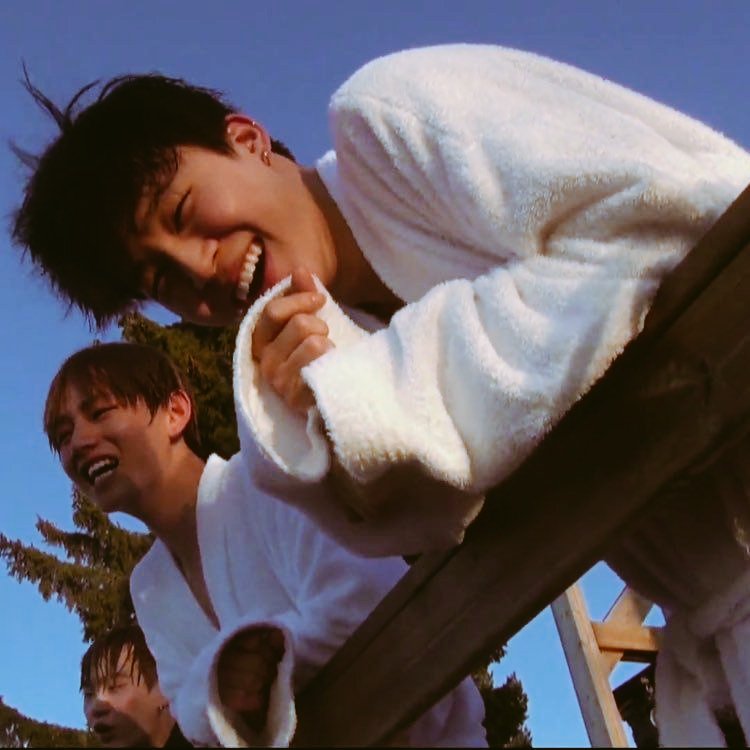 Jimin's bared face– a devastating but needed thread;