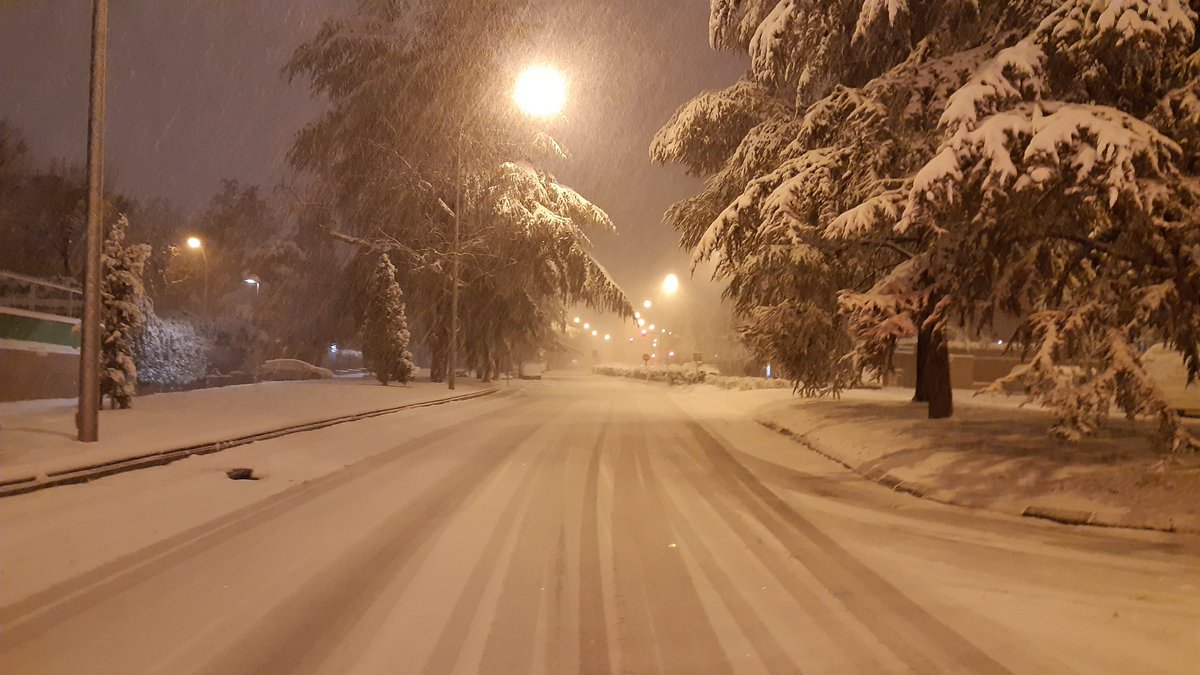 Gracias a Filomena ya tenemos a  Arturo Soria y calles de alrededor sin coches. En una pocas horas, se ha "peatonalizado" 👏👏🚶‍♂️🚶‍♂️🚶‍♀️
#bienvenidafilomena