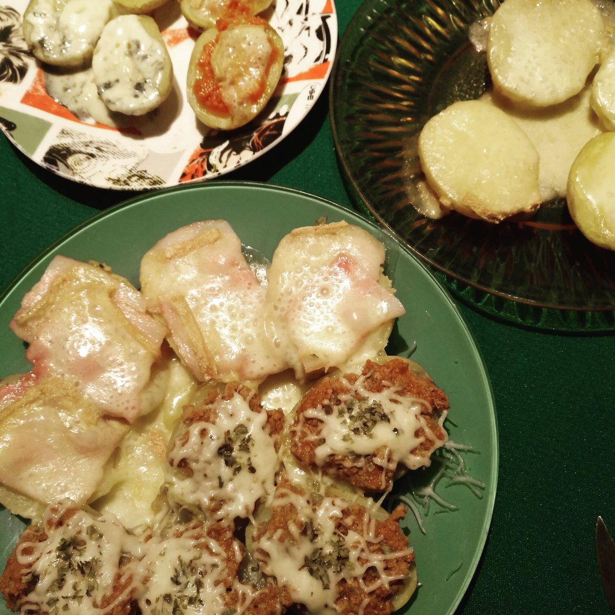 horadeltaper's tweet photo. Patates amb topings... Un sopar de #reaprofitament😋 de les restes perdudes per la nevera.

Els topings són bolonyesa, formatge de raclette, sobrassada, formatge blau i cansalada fumada. https://t.co/zi9DHjWi86