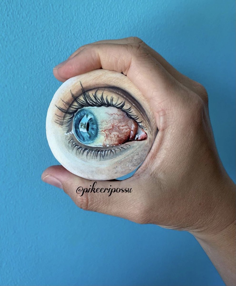 NoresLaura's tweet photo. Hold my eye, it’s a cookie. 👀 (hand painted with food colors) https://t.co/f1JJF89hMR