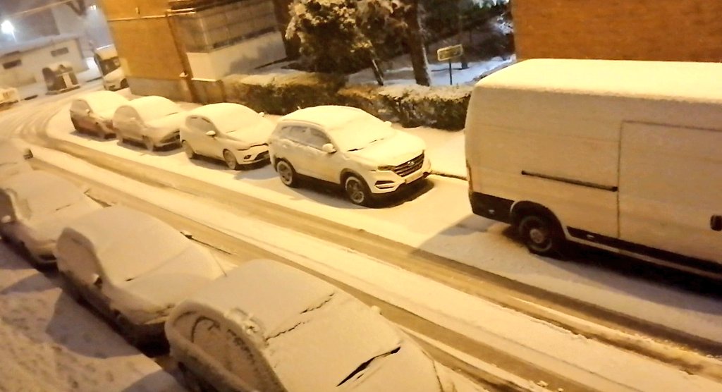 Imagen de una calle de Madrid nevada.