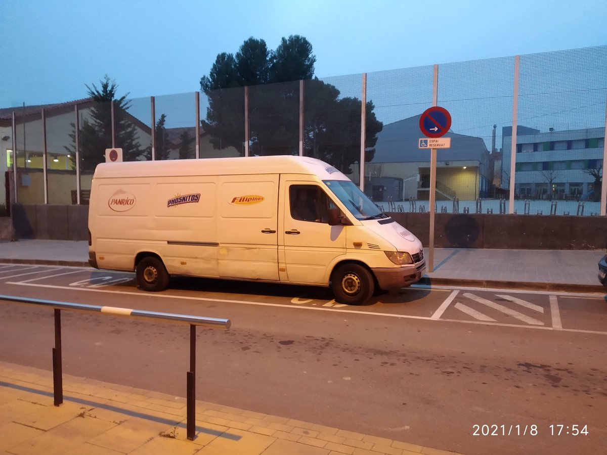 Aquesta furgoneta es pasa dies sencers aparcada en un C/D limitat en horari i a 20 min maxim i NO PASSA RES !!!!! Jo també vull aparcament fixe i gratuit !!