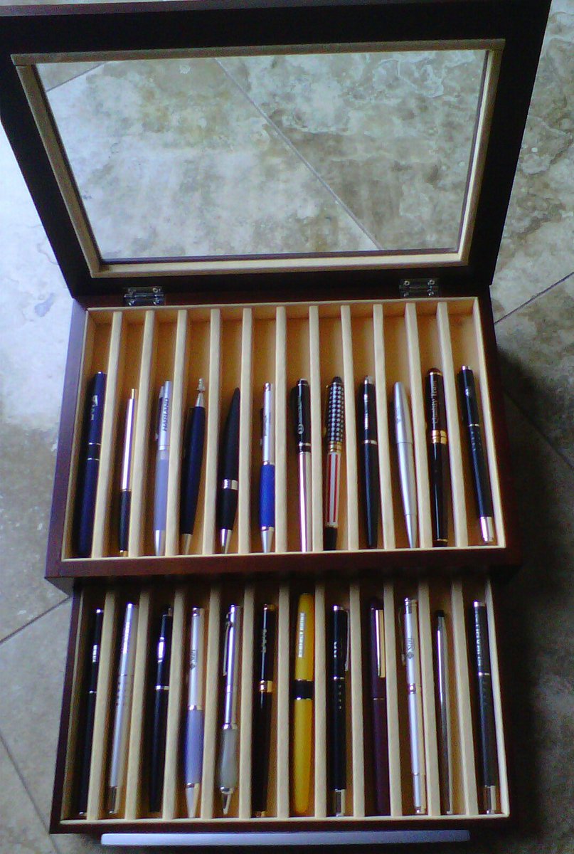 Otalia69's tweet photo. @NancyATravis @ofctimallen seems someone owes #MikeBaxter a new favorite pen, don't mess with us pen hoarders...🖊✒🖋 #FridayFeeling https://t.co/swMdLyE82g