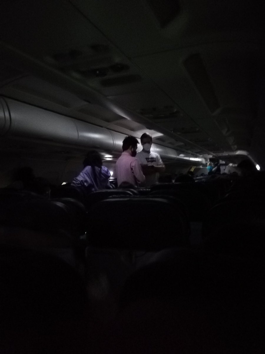 Butxy's tweet photo. @AerLingus Barajas Airport closed long ago. We are still on the plane (without electricity). Deal with it, we can't flight tonight #iberia #barajas @el_pais @Iberia https://t.co/rkMosfSTF1