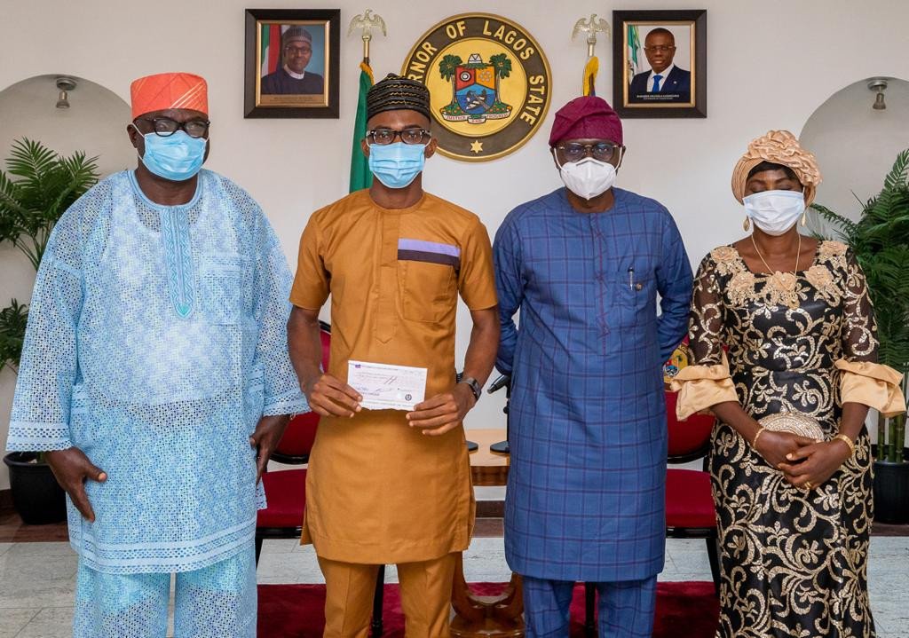 bandanaboy_'s tweet photo. Gov Sanwo-Olu fulfils his promise, presents N10m cheque to LASU best graduating students (photos),https://t.co/sFDwtHxqLH
#lasuvc https://t.co/cvATF7qTp6