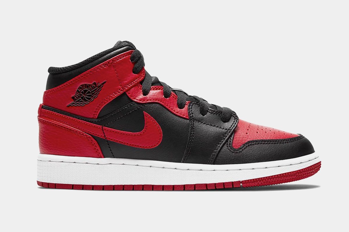 Looking to buy 50-100 pairs of banned mid gs UK only, offering a finders fee📩
