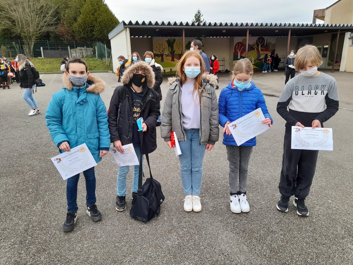 HugoRugles's tweet image. Remise des prix du #ConcoursCastor. Bravo à tous les participants qui se sont investis dans ce concours de logique et de réflexion. Félicitations aux 5 premiers de chaque niveau scolaire qui ont reçu un diplôme et un cadeau offert par le #FSE. @prigents @LaurentLeMerci4