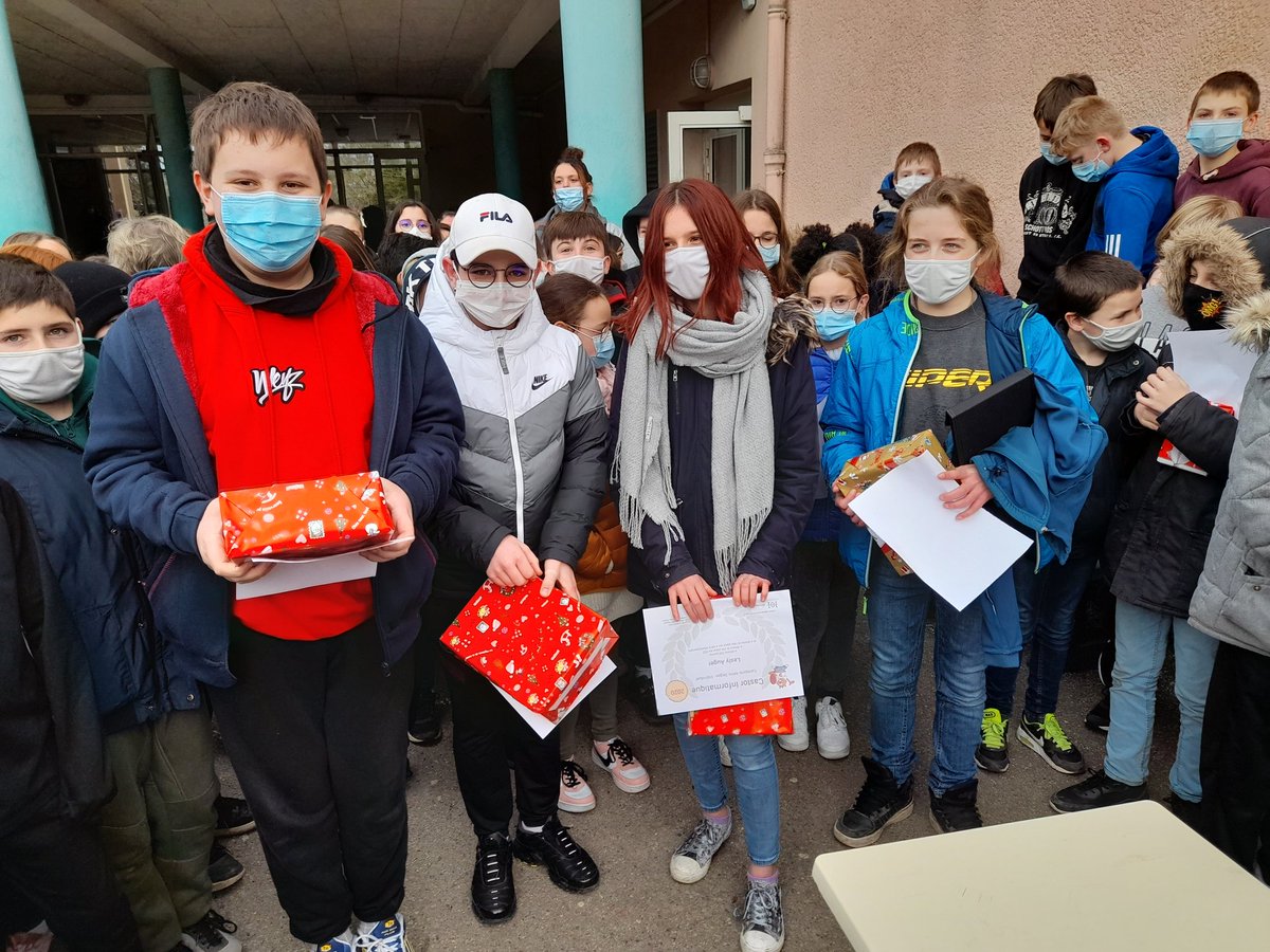 HugoRugles's tweet image. Remise des prix du #ConcoursCastor. Bravo à tous les participants qui se sont investis dans ce concours de logique et de réflexion. Félicitations aux 5 premiers de chaque niveau scolaire qui ont reçu un diplôme et un cadeau offert par le #FSE. @prigents @LaurentLeMerci4