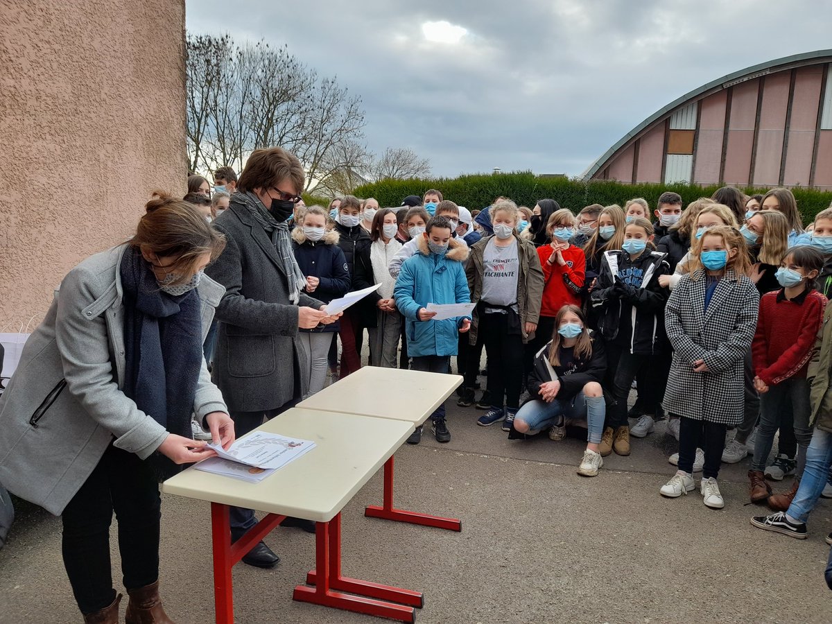 HugoRugles's tweet image. Remise des prix du #ConcoursCastor. Bravo à tous les participants qui se sont investis dans ce concours de logique et de réflexion. Félicitations aux 5 premiers de chaque niveau scolaire qui ont reçu un diplôme et un cadeau offert par le #FSE. @prigents @LaurentLeMerci4