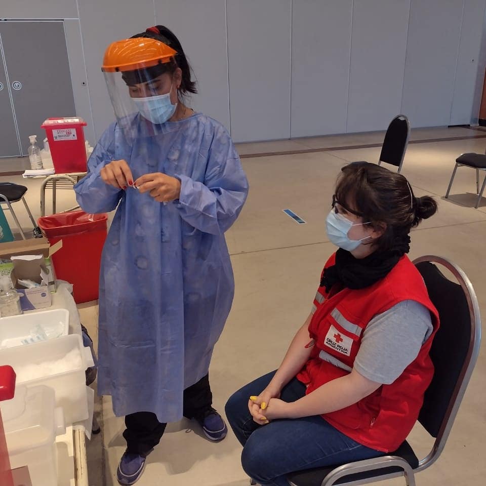 CRA_CBA's tweet photo. 🙋🏻‍♀️En el marco del plan provincial de respuesta a la pandemia, se vacuno a nuestro personal voluntario que se encuentra abocado al servicio del #COE 💉

#CruzRojaTeCuida ♥️
#voluntariado #voluntarias
#voluntarios #vᴀᴄᴜɴᴀcᴏᴠɪᴅ19 https://t.co/ZvL50qK6QR