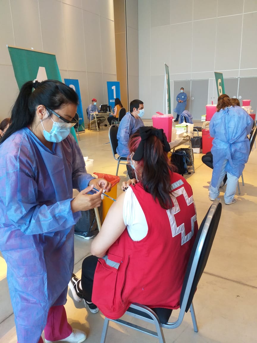🙋🏻‍♀️En el marco del plan provincial de respuesta a la pandemia, se vacuno a nuestro personal voluntario que se encuentra abocado al servicio del #COE 💉

#CruzRojaTeCuida ♥️
#voluntariado #voluntarias
#voluntarios #vᴀᴄᴜɴᴀcᴏᴠɪᴅ19