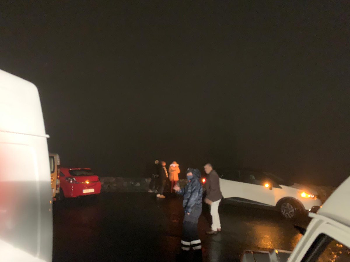 A pesar de los avisos y la petición de no subir, una veintena de vehículos está en el Pico de Las Nieves esperando la nevada 

Uno de ellos se ha averiado y espera la grúa

Lamentable, son uno minoria la que va contra las recomendaciones, pero perjudican al conjunto