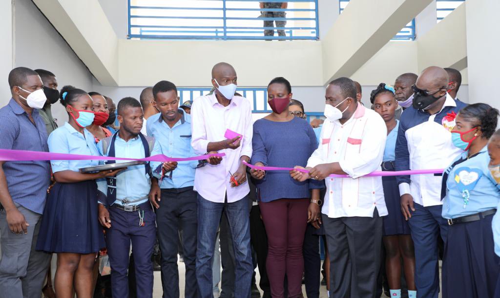 moisejovenel's tweet photo. Ce  vendredi 08 Janvier 2021, je suis à Petit -Goâve pour procéder à l’inauguration du Lycée National Roseline Vaval. Notre engagement reste le même: faire en sorte que chaque enfant,peu importe son sexe et son appartenance sociale,ait accès à l’éducation.#Haïti #tirèslapoupèpla https://t.co/QvkyheF7Eh
