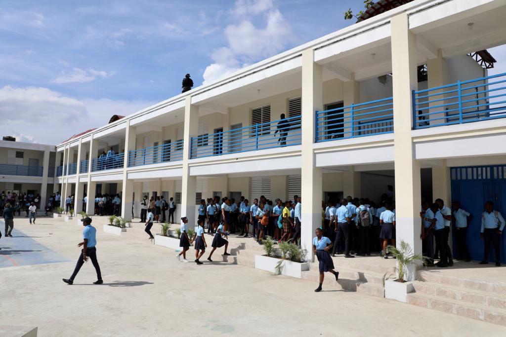 moisejovenel's tweet photo. Ce  vendredi 08 Janvier 2021, je suis à Petit -Goâve pour procéder à l’inauguration du Lycée National Roseline Vaval. Notre engagement reste le même: faire en sorte que chaque enfant,peu importe son sexe et son appartenance sociale,ait accès à l’éducation.#Haïti #tirèslapoupèpla https://t.co/QvkyheF7Eh