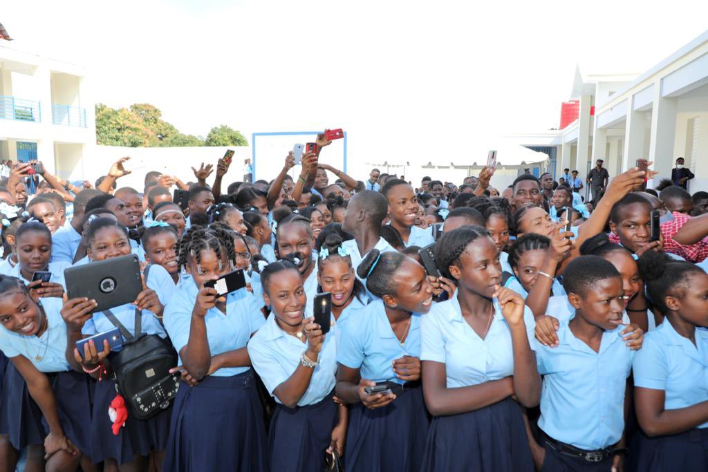 moisejovenel's tweet photo. Ce  vendredi 08 Janvier 2021, je suis à Petit -Goâve pour procéder à l’inauguration du Lycée National Roseline Vaval. Notre engagement reste le même: faire en sorte que chaque enfant,peu importe son sexe et son appartenance sociale,ait accès à l’éducation.#Haïti #tirèslapoupèpla https://t.co/QvkyheF7Eh