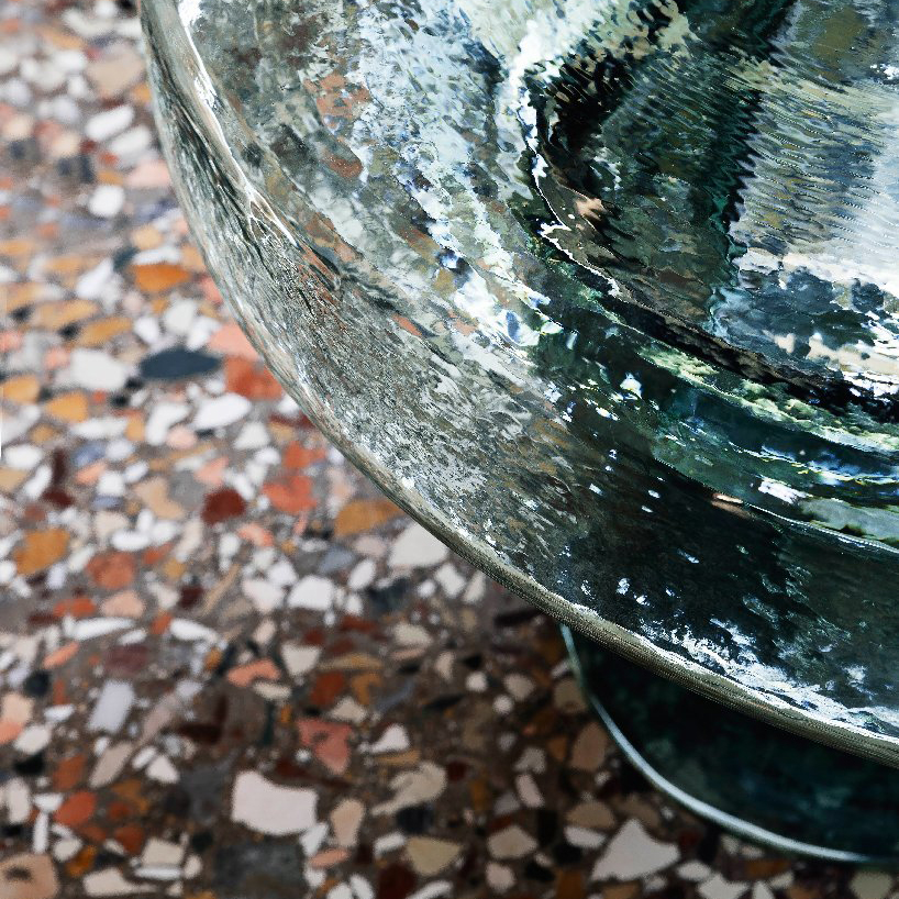 designaholicmx's tweet photo. Las mesas Soda de Yiannis Ghikas están hechas completamente de cristal de Murano soplado con colores elegantes que crean un juego de luces y sombras. Cada pieza pesa unos 20 kgs y es soplada, alargada y moldeada por tres maestros vidrieros para producirla con un solo volumen. https://t.co/luffvxKsMI