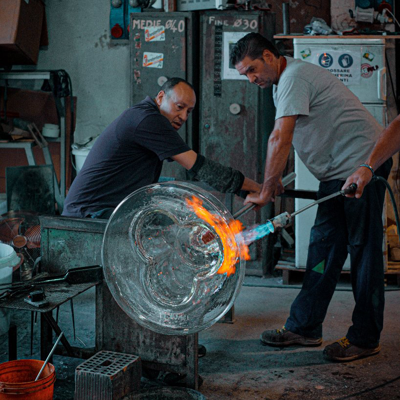 designaholicmx's tweet photo. Las mesas Soda de Yiannis Ghikas están hechas completamente de cristal de Murano soplado con colores elegantes que crean un juego de luces y sombras. Cada pieza pesa unos 20 kgs y es soplada, alargada y moldeada por tres maestros vidrieros para producirla con un solo volumen. https://t.co/luffvxKsMI