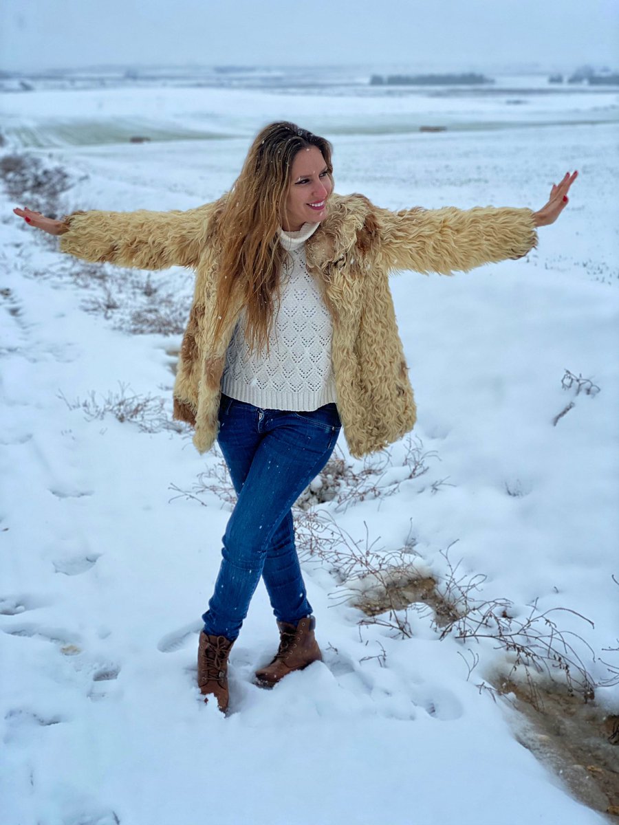 MariaToledoMT's tweet photo. En los años que llevo vividos no he visto nevar así en mi tierra.
Madre mía con Filomena... 
#Mocejón #Toledo #elcasoesestarencasa #precaución #muchanieve #peliymanta 
¿Por cierto qué peli me puedo ver? Decidme peli que luego me engancho a la serie y hasta que no acaba no paro... https://t.co/Lonn9yAoyf