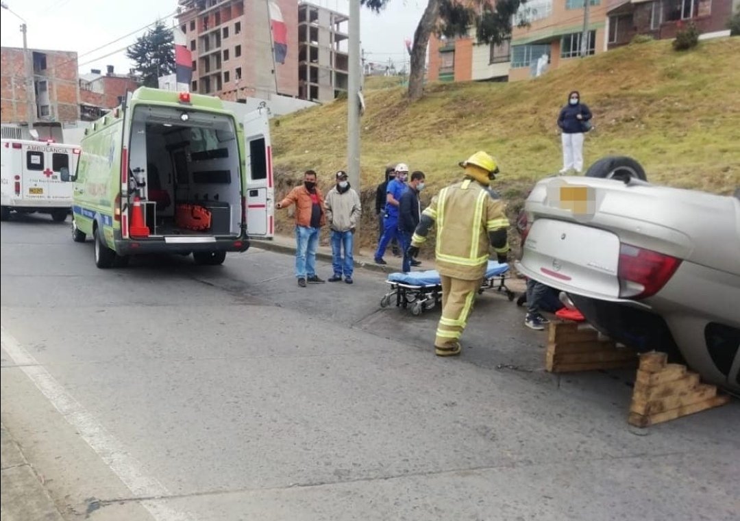 #Atención hace pocos minutos se registró un accidente de tránsito en la carrera 16 con calle 35 en #Tunja. Una mujer de 56 años, en calidad de acompañante presenta trauma de cadera. El cuerpo de bomberos de la ciudad atendió el caso.