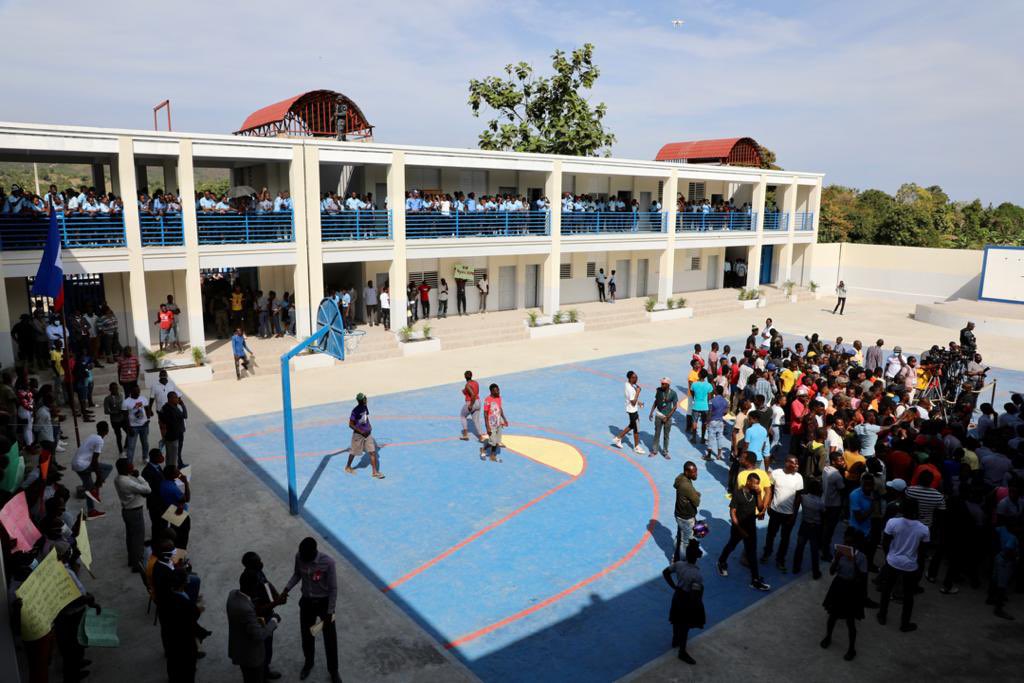 moisejovenel's tweet photo. Le Lycée Roseline Vaval de Vialet en chiffres: 18 salles de classe de 51.84 m2 chacune, une salle de réfectoire de 62.55 m2, 2 salles techniques,1 bloc administratif qui regroupe une salle d'attente, une salle d'infirmerie, 1 podium,1 terrain de basket et 1 bloc sanitaire.#Haïti https://t.co/USdSblv2h8