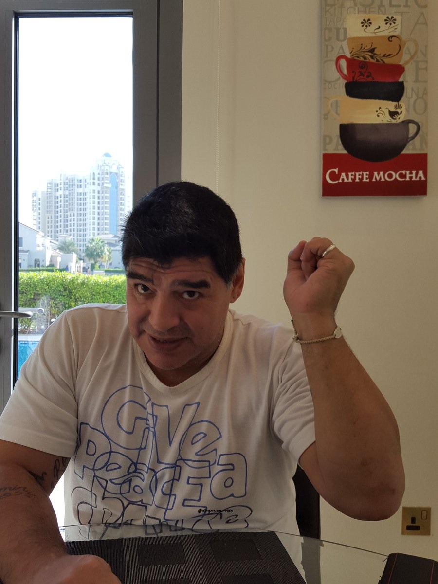 Diego10Querido's tweet photo. Enero de 2016: Junto a @daniarcucci, Diego recrea la Mano de D10s para su libro autobiográfico "México ´86, Mi Mundial, Mi Verdad". https://t.co/undlDxLB8n