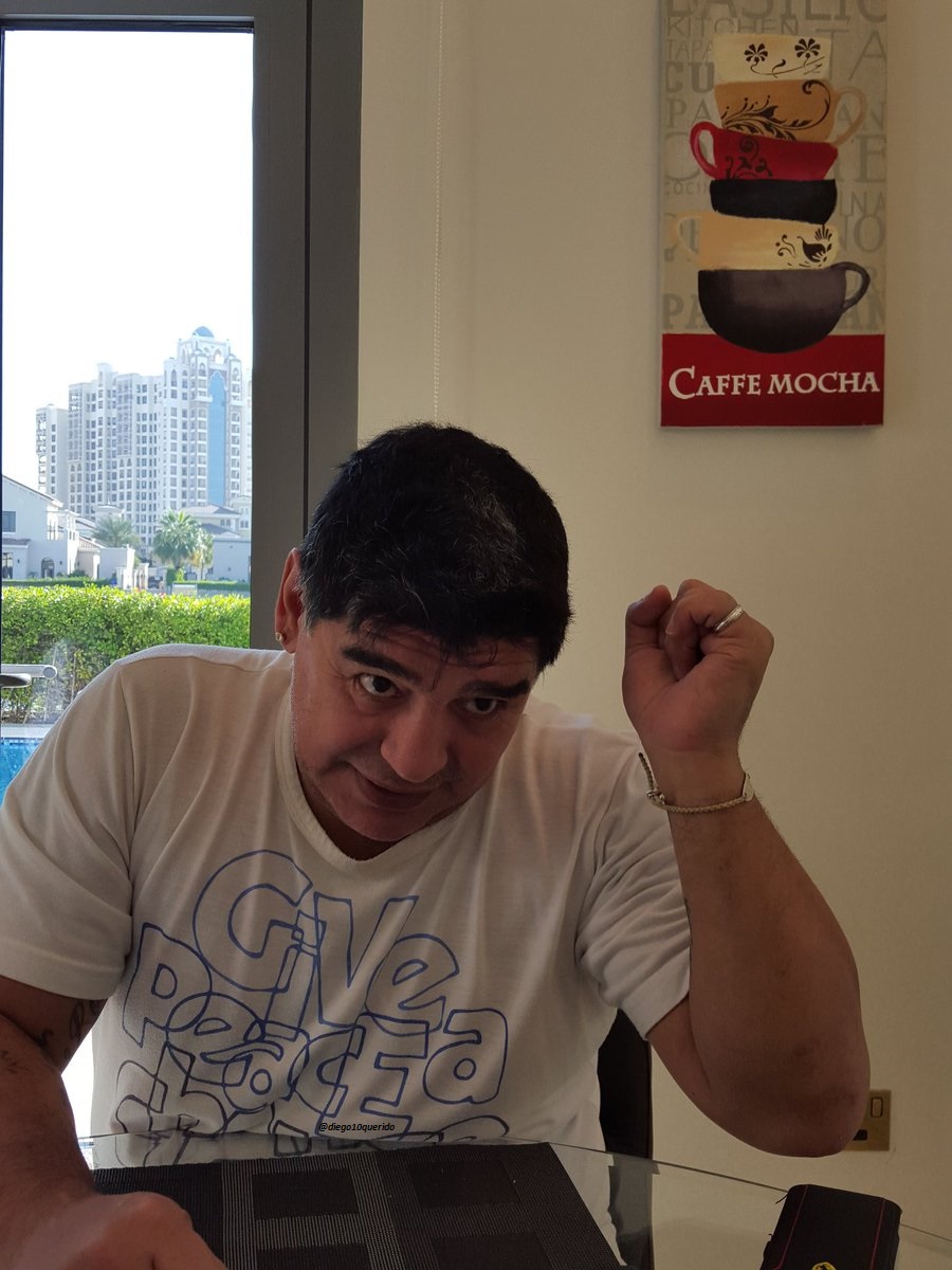 Diego10Querido's tweet photo. Enero de 2016: Junto a @daniarcucci, Diego recrea la Mano de D10s para su libro autobiográfico "México ´86, Mi Mundial, Mi Verdad". https://t.co/undlDxLB8n