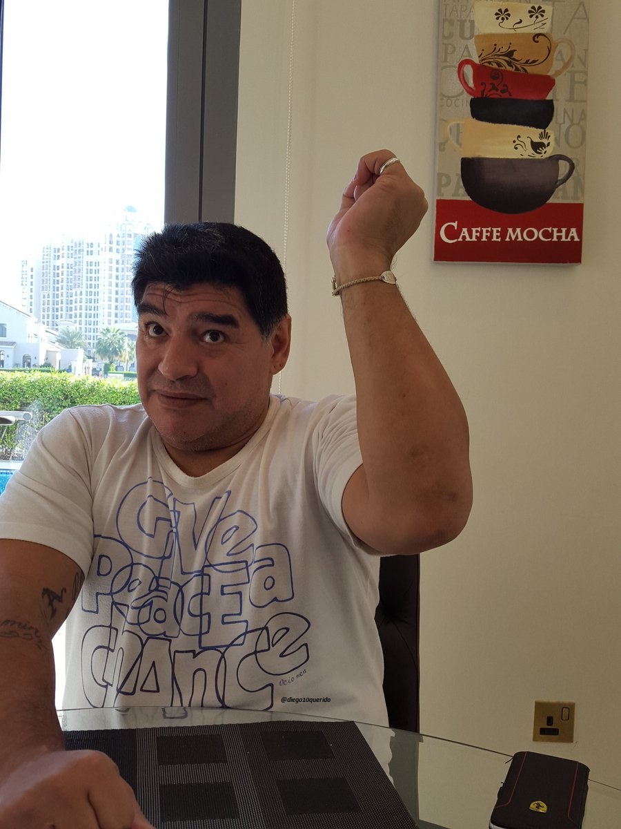 Diego10Querido's tweet photo. Enero de 2016: Junto a @daniarcucci, Diego recrea la Mano de D10s para su libro autobiográfico "México ´86, Mi Mundial, Mi Verdad". https://t.co/undlDxLB8n