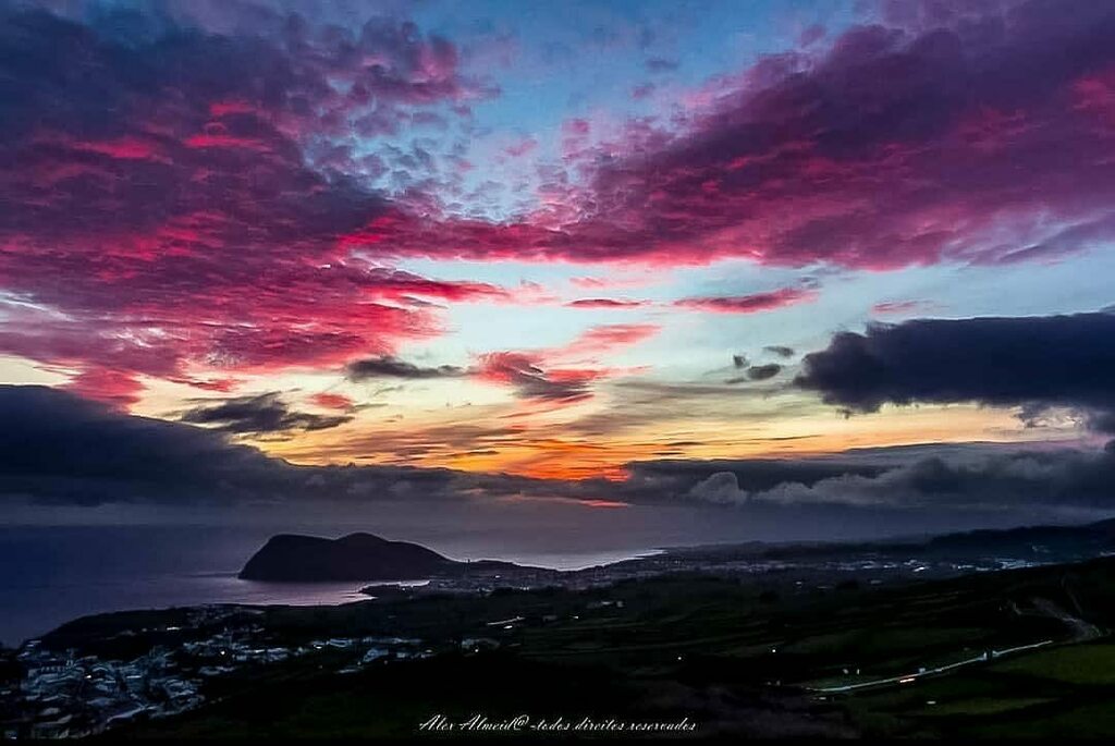 AzoresWhatElse's tweet photo. Photo by @alex_almeida_photography . . ♡ Um simples olhar
.
#angradoheroismo #photoeveryday #Photography #exploretocreate #neverstopexploring #super_portugal #photooftheday #instamood #igersportugal #liveauthentic #exploreeverything #instagood #beautifuldestinations #shoote… https://t.co/aUwiEgX8MP