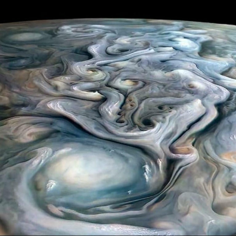HdAnchiano's tweet photo. Júpiter desde la sonda Juno. No es óleo sobre lienzo, pero casi. #astronomía #espacio https://t.co/vkqeih7J8c