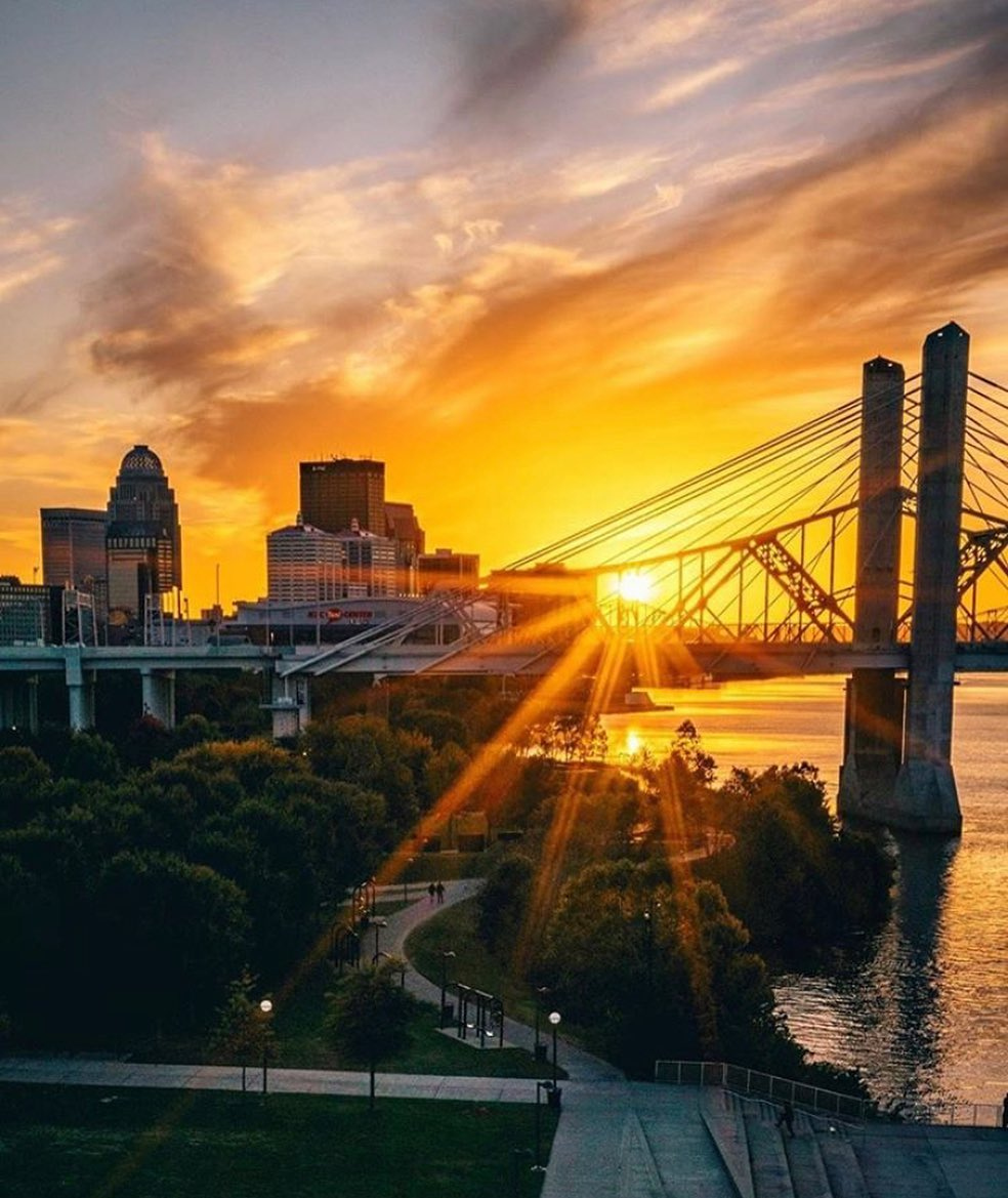 Downtown_Lou's tweet photo. Feeling warm on a cold day thanks to this great photo by
📷: @jessehurtphoto
#Louisville #kentucky #louisvilleky #louky #502comeup #igerslouisville #sharelouisville #do502 #kentuckykicksass #house #homes #howwelou #downtownlouisville #theville #explorekentucky #yelplou https://t.co/E6gCwpuLY6