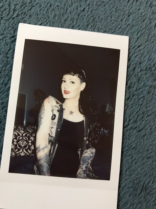 Playing with the Polaroid and took this snazzy pic of me <3 https://t.co/M2gUbFql4Z