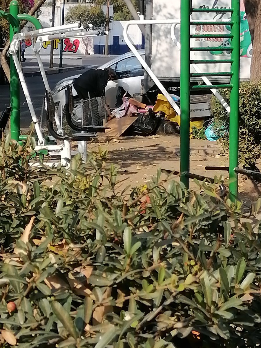 ooooRodantes's tweet photo. Este señor siempre tiene llena de basura la calle,solicitamos apoyo para sacar la basura que tiene en Lago Aullagas 83 en la @TorreBlancaMH es un foco de infección! 
@AlcaldiaMHmx
La colectiva Círculos Rodantes tiene adoptada esta área verde pero es imposible mantenerla así! https://t.co/x6JYl6vYep