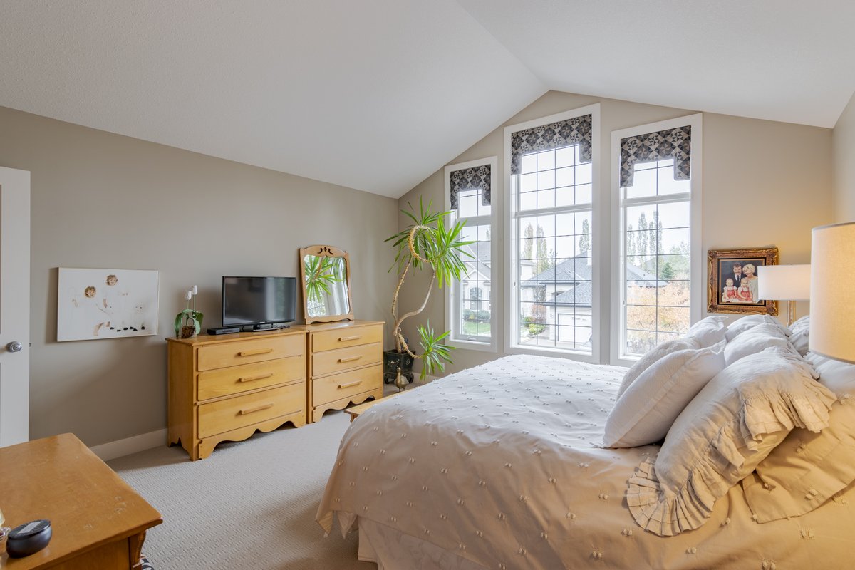 HCinCalgary's tweet photo. ON THE MARKET β§ 23 Cranleigh Gardens SE in Cranstonβ§ $634,900 β§ 4 beds & 3 full baths
3D Tour - https://t.co/Z6dfUMCDzH
All the details and photos - https://t.co/vvzhgoojcQ
#chclisting #calgaryrealestate #chcgroup #yycre #yycliving #remaxlisting #remaxagent #formershowhome https://t.co/dKvqGHT3Bx