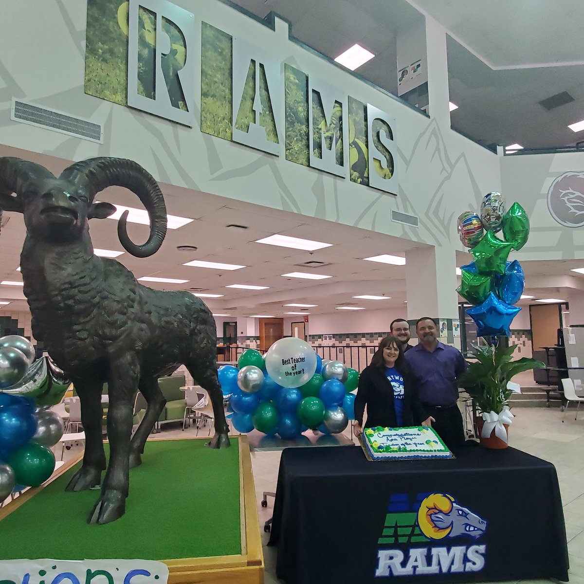SISD_HS's tweet photo. Congratulations to Mrs. Player for being selected as Montwood HS 2021 Teacher of the Year #TeamSISD #StrongerTogether  @_MHSSTUCO @AnaPlayer_MHS @MontwoodHSCheer https://t.co/Qgsrjqe3Uv