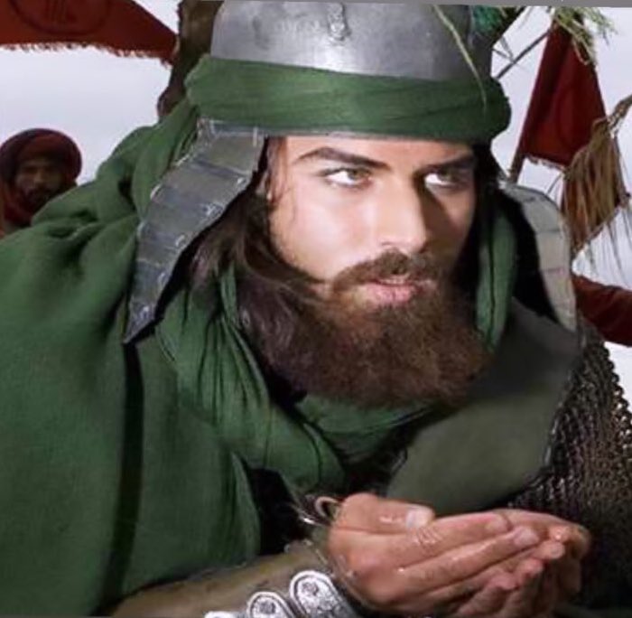 السلامُ علىٰ سيد الوفاء 
السلامُ علىٰ أمير الماء 
السلامُ علىٰ عميد جيش الله
السلامُ علىٰ أبا الفضل العباس بن علي .