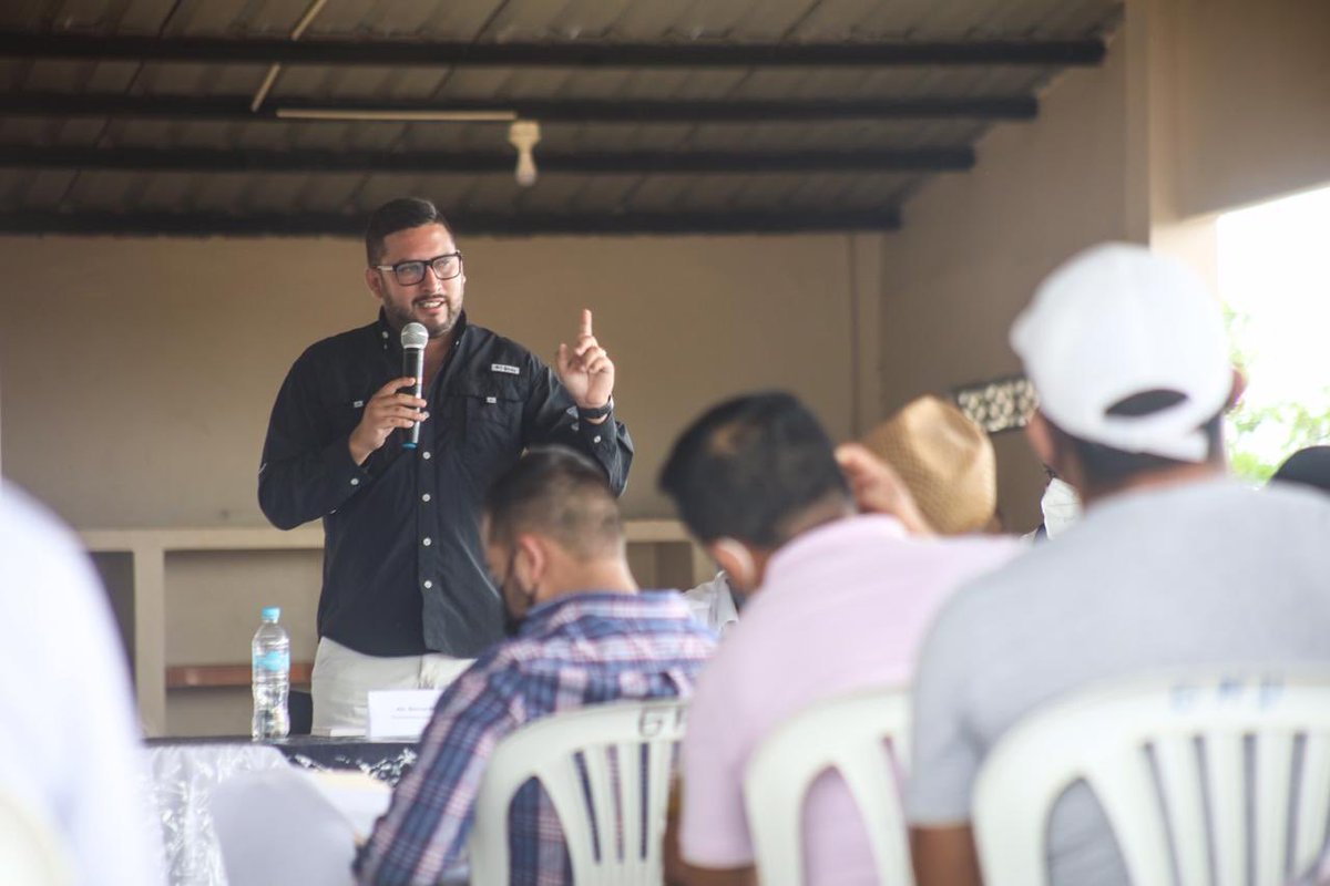 Produccion_Ecu's tweet photo. #Posorja | El Viceministro de Acuacultura y Pesca, @BernardoHidalgB socializó el borrador del Reglamento a la #LeyAcuiculturaYPesca🐟🦐, junto a representantes del sector pesquero artesanal e industrial para afianzar la gestión participativa que caracteriza a #ElGobiernoDeTodos. https://t.co/iyx4eaDRxt