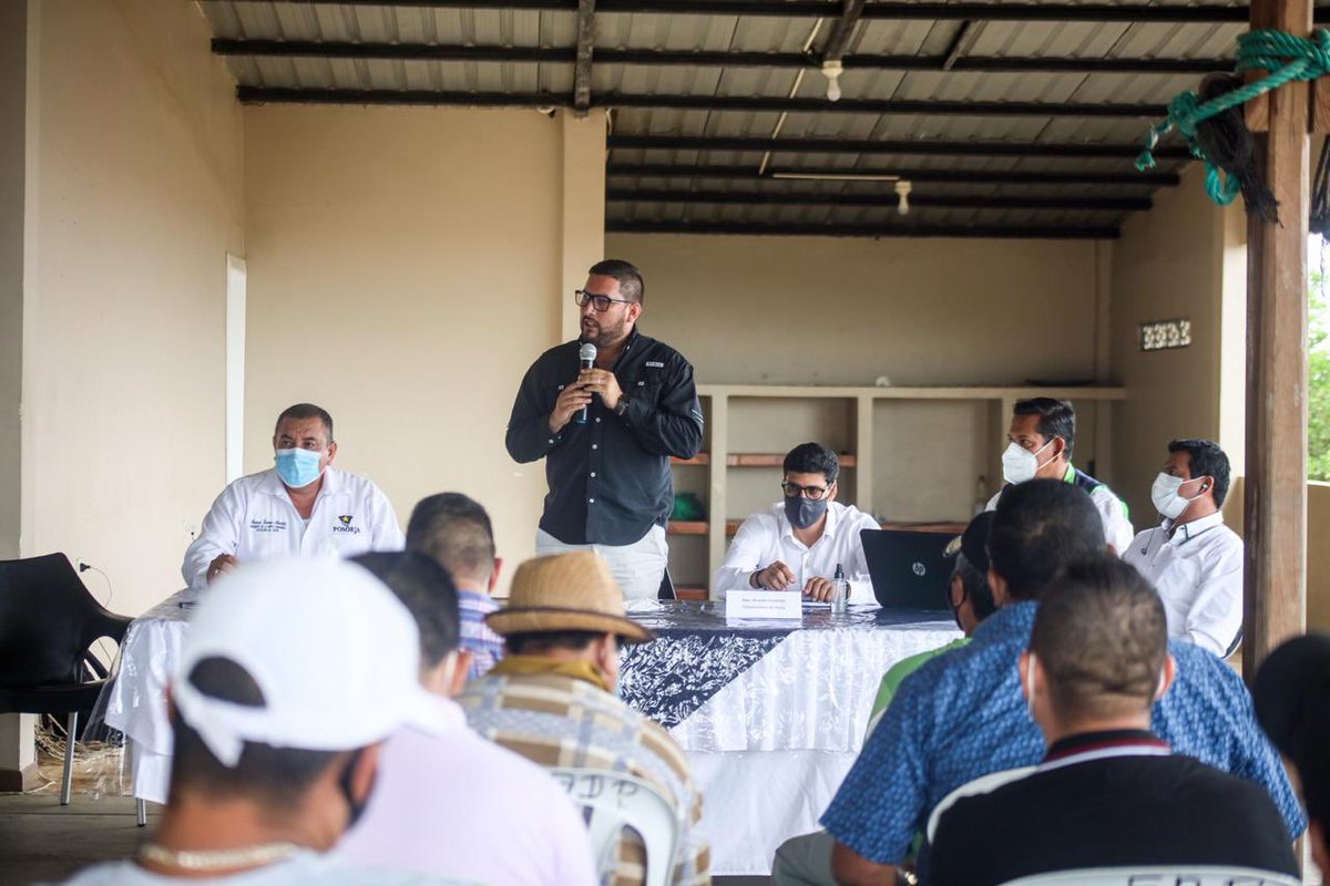 Produccion_Ecu's tweet photo. #Posorja | El Viceministro de Acuacultura y Pesca, @BernardoHidalgB socializó el borrador del Reglamento a la #LeyAcuiculturaYPesca🐟🦐, junto a representantes del sector pesquero artesanal e industrial para afianzar la gestión participativa que caracteriza a #ElGobiernoDeTodos. https://t.co/iyx4eaDRxt